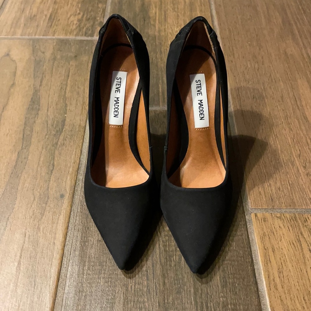 Black Steve Madden Size 6 suede pumps. Never been worn.